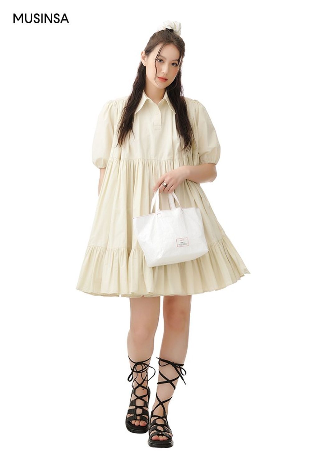 걸리시한 매력의 셔링 원피스와 토트백으로 꾸민 코디네이션 #피크닉 #귀여운 #셔링 #퍼프소매 #스트링 #봄 #걸리시