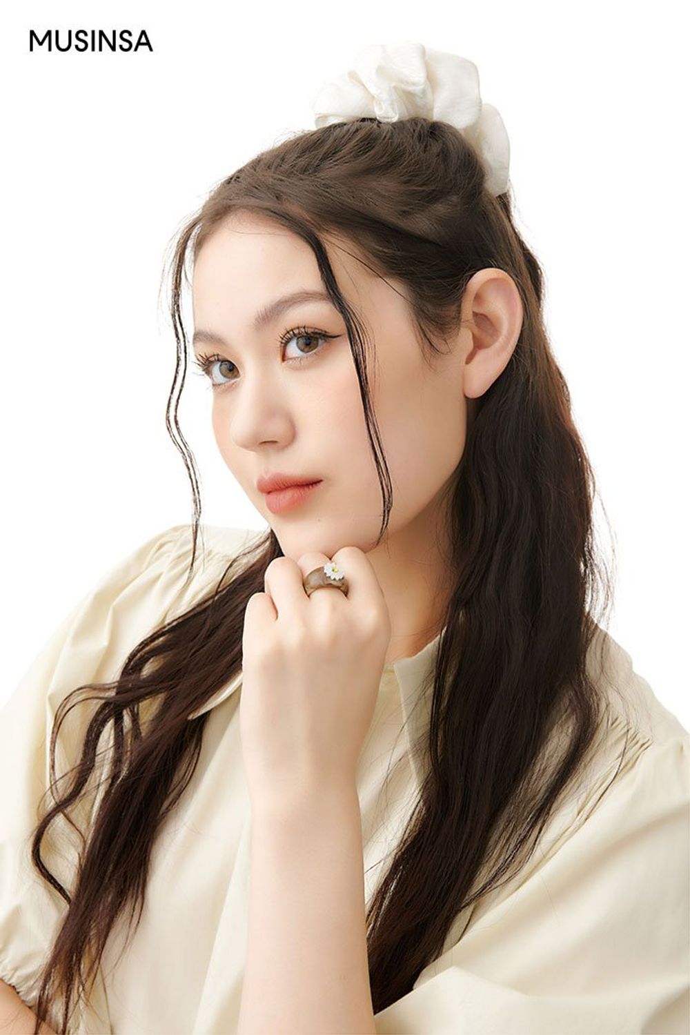걸리시한 매력의 셔링 원피스와 토트백으로 꾸민 코디네이션 #피크닉 #귀여운 #셔링 #퍼프소매 #스트링 #봄 #걸리시
