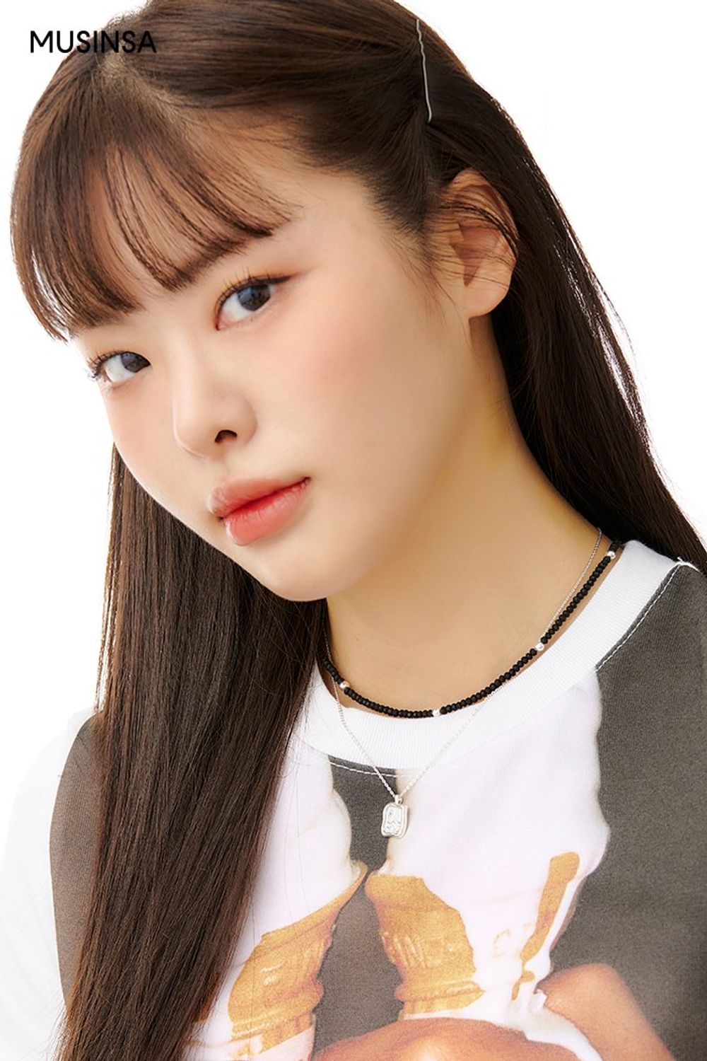 그래픽이 돋보이는 티셔츠에 미니스커트를 매치하고 비비드한 토트백으로 포인트를 준 걸리시 룩 #그래픽 #짧치 #여친룩 #비비드 #슬릿 #봄 #걸리시