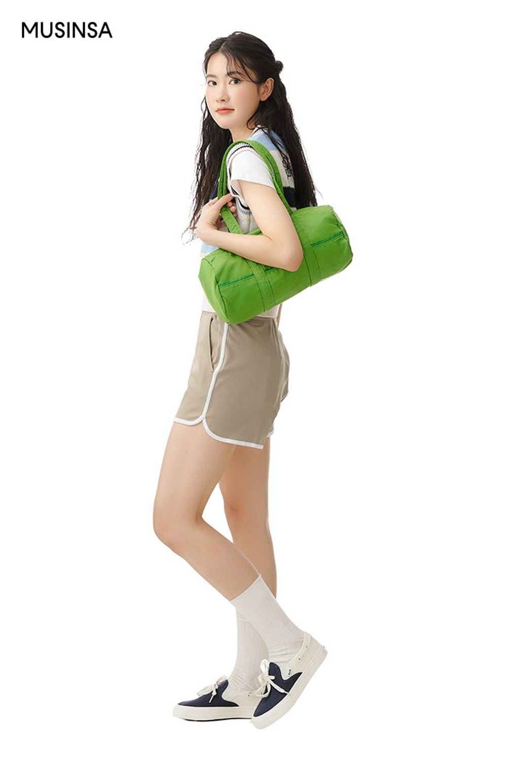 귀여운 느낌의 베스트와 숏 팬츠로 완성한 캐주얼 룩 #그래픽 #레이어드룩 #꾸안꾸 #컬러블록 #봄 #캐주얼