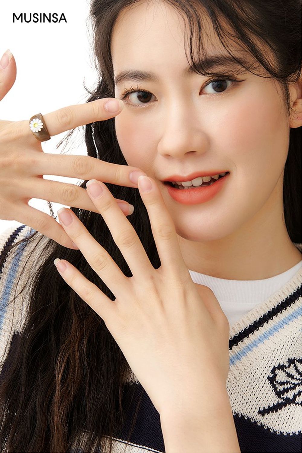 귀여운 느낌의 베스트와 숏 팬츠로 완성한 캐주얼 룩 #그래픽 #레이어드룩 #꾸안꾸 #컬러블록 #봄 #캐주얼