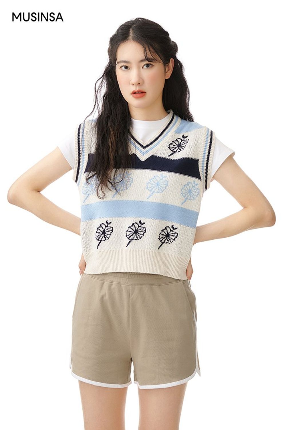 귀여운 느낌의 베스트와 숏 팬츠로 완성한 캐주얼 룩 #그래픽 #레이어드룩 #꾸안꾸 #컬러블록 #봄 #캐주얼