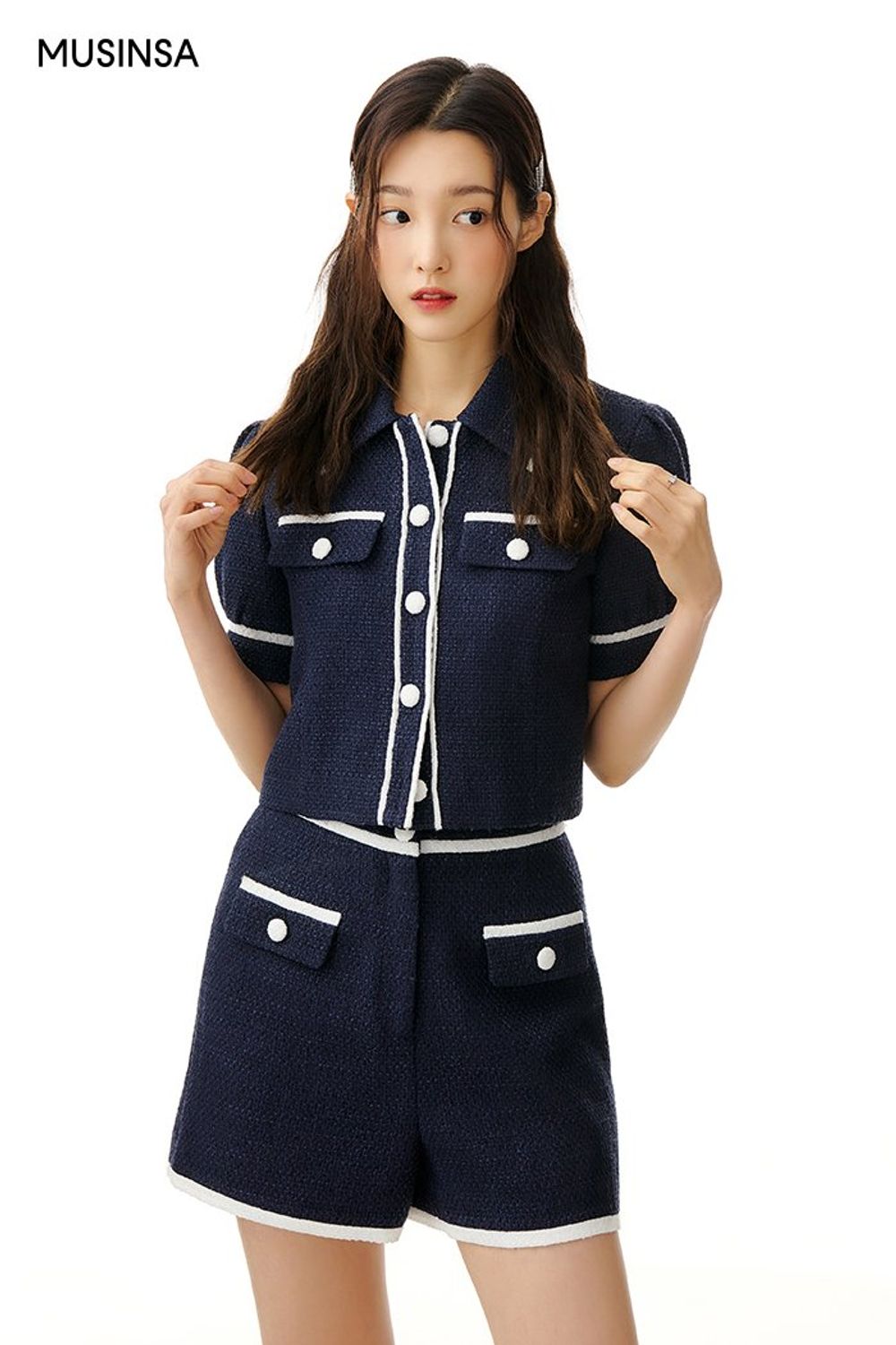 컬러 배색이 돋보이는 트위드 재킷과 팬츠로 셋업을 연출하고 마이크로 백으로 꾸민 걸리시 룩 #셋업코디 #트위드 #컬러블록 #퍼프소매 #마이크로백 #여름 #걸리시