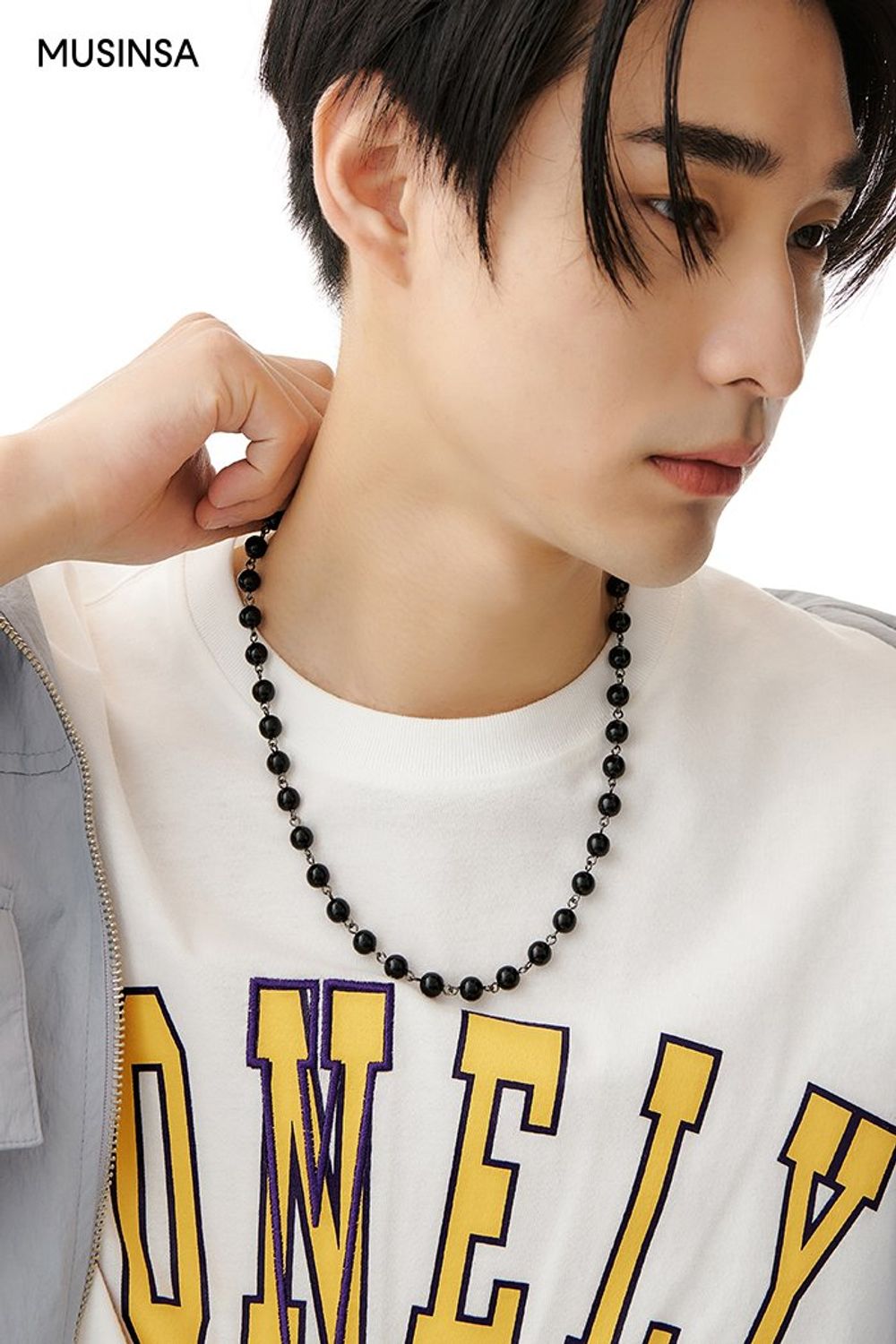반소매 티셔츠에 베스트를 레이어드하고 패턴 팬츠로 마무리한 스트릿 룩 #유니크 #레터링 #컬러포인트 #레이어드룩 #와이드핏 #여름 #스트릿