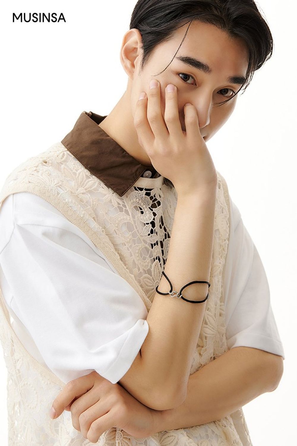 피케 티셔츠에 숏 팬츠를 코디하고 레이스 소재 베스트로 마무리한 캐주얼 룩 #톤온톤 #뉴트럴톤 #컬러블록 #플라워 #레이어드룩 #글로시 #레이스 #여름 #캐주얼