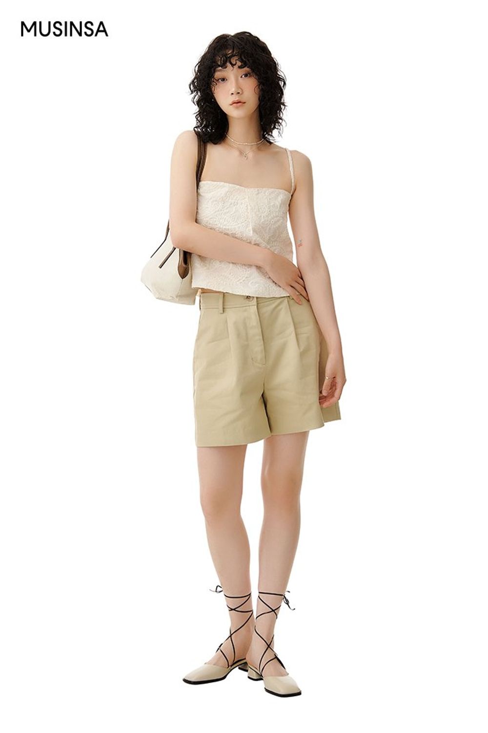 자수 슬리브리스에 하프 팬츠를 더한 후 샌들로 마무리한 로맨틱 룩 #데이트 #폭염 #뉴트럴톤 #핀턱 #스트링 #자수 #여름 #로맨틱