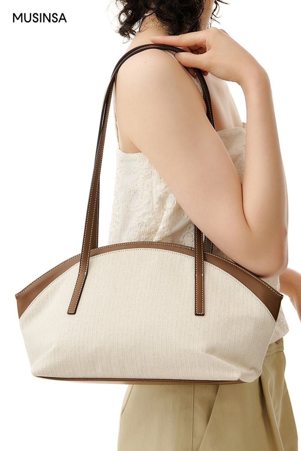 자수 슬리브리스에 하프 팬츠를 더한 후 샌들로 마무리한 로맨틱 룩 #데이트 #폭염 #뉴트럴톤 #핀턱 #스트링 #자수 #여름 #로맨틱