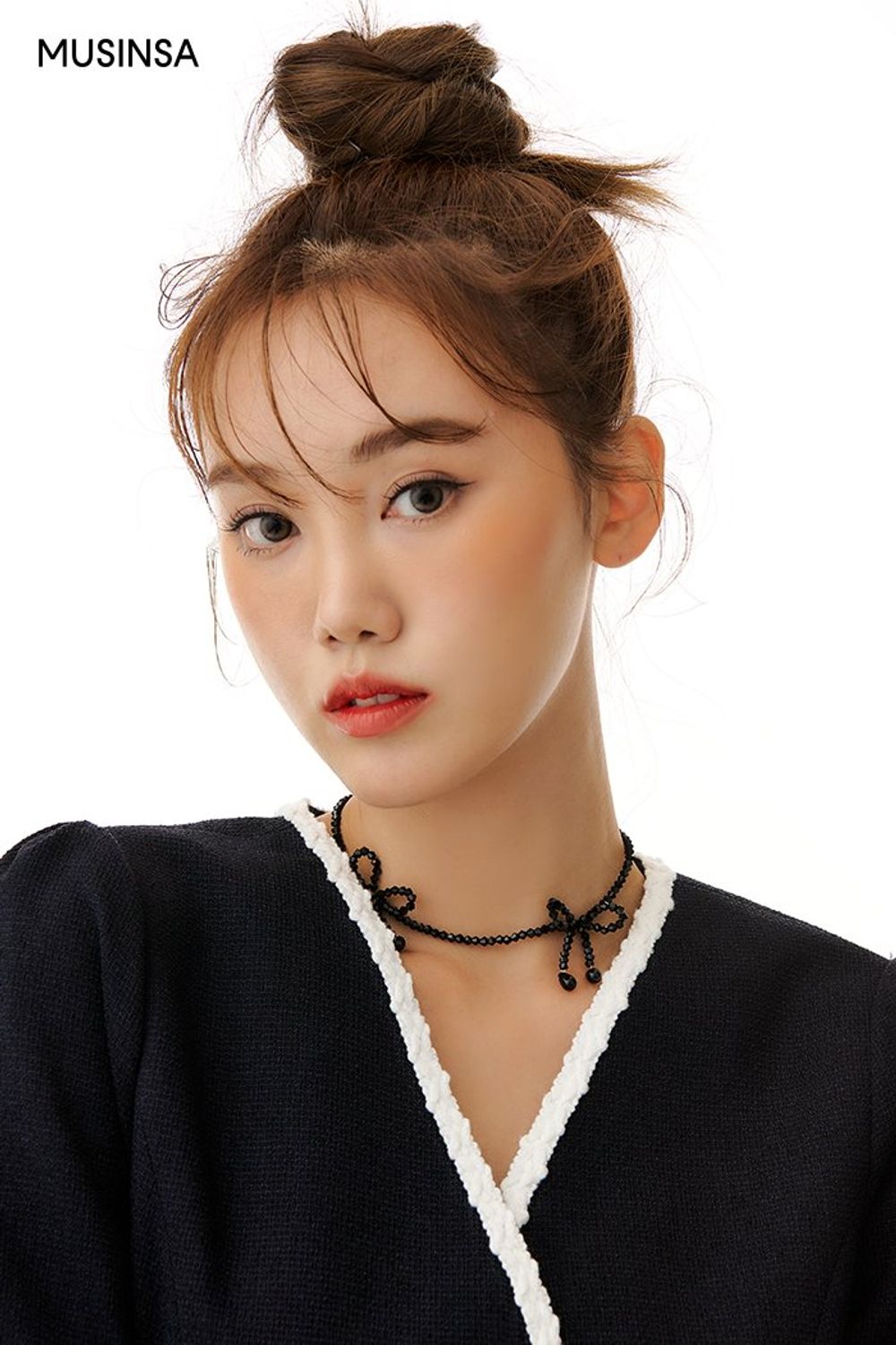퍼프소매 재킷과 스커트로 셋업을 꾸미고 그린 컬러 숄더백으로 포인트를 더한 걸리시 룩 #컬러포인트 #셋업코디 #하객 #여친룩 #비비드 #여름 #걸리시