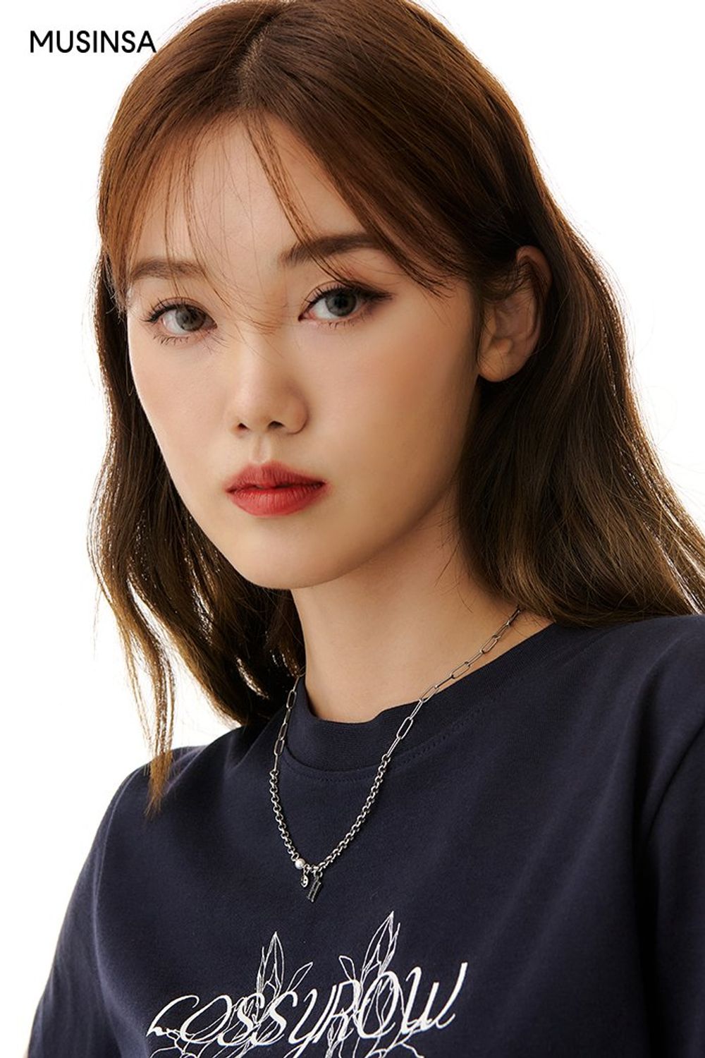 반소매 티셔츠와 숏 팬츠를 스타일링하고 마이크로 백으로 센스를 더한 캐주얼 룩 #로고플레이 #그래픽 #비 #마이크로백 #여름 #캐주얼
