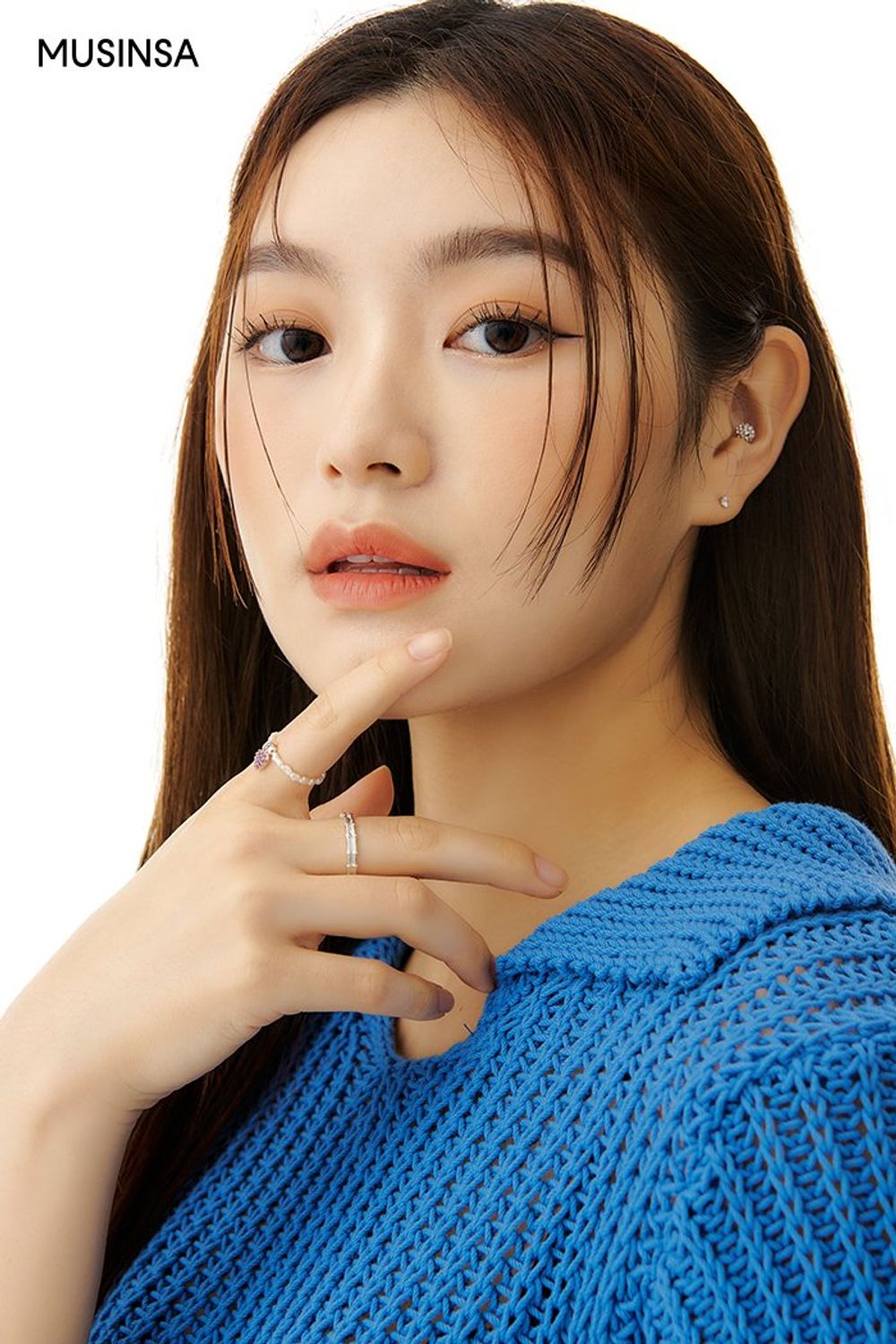 풍성한 실루엣이 매력적인 버블 스커트에 블루 니트를 걸쳐 연출한 걸리시 룩 #컬러포인트 #데이트 #벌룬핏 #키높이 #여름 #걸리시