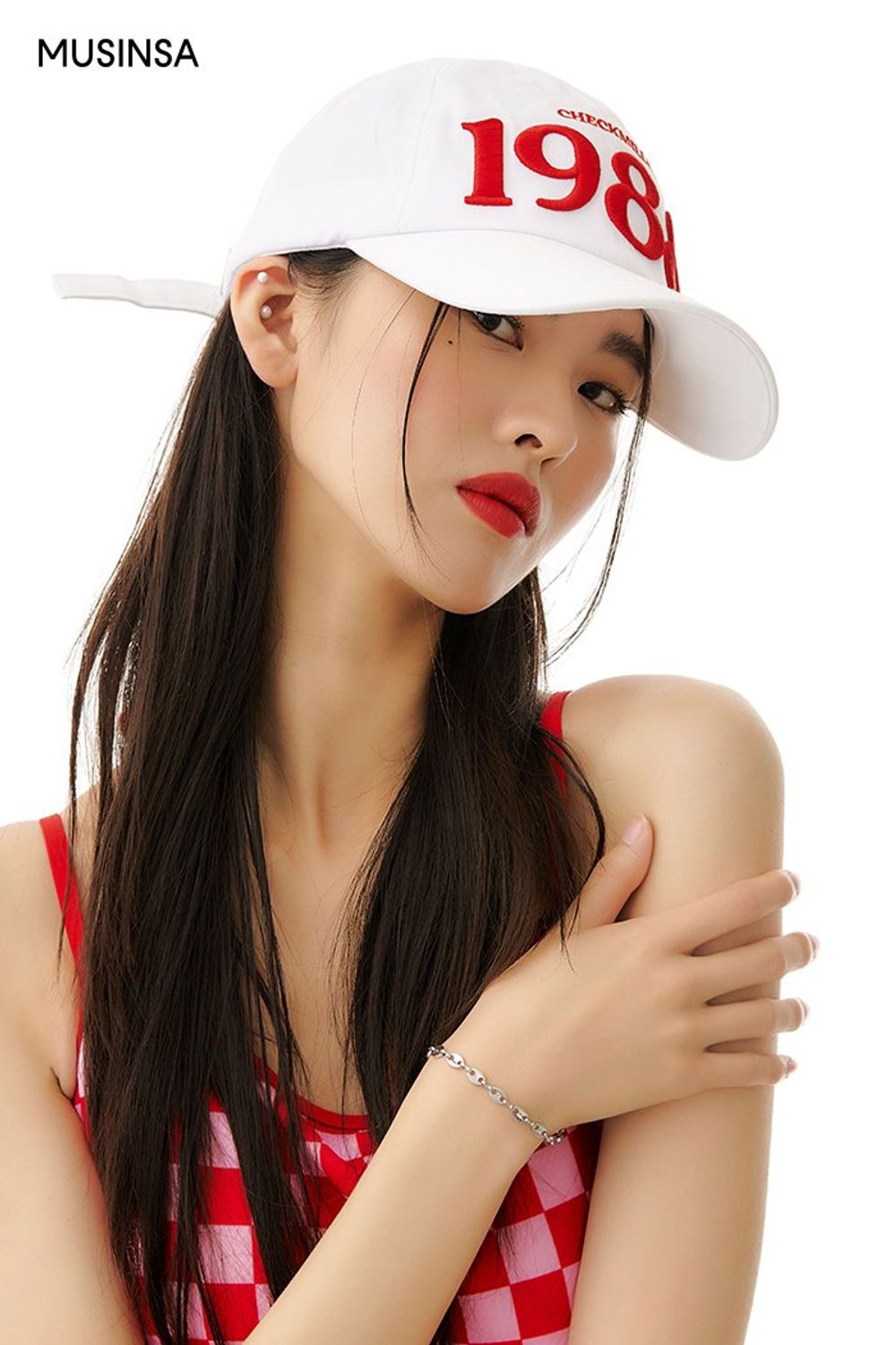 레드 컬러가 돋보이는 수영복과 대미지 팬츠를 매치하고 볼캡으로 센스를 더한 코디네이션 #그래픽 #컬러포인트 #비비드 #체크 #믹스매치 #찢청 #수영 #여행 #대미지 #여름 #스포티 #스포츠