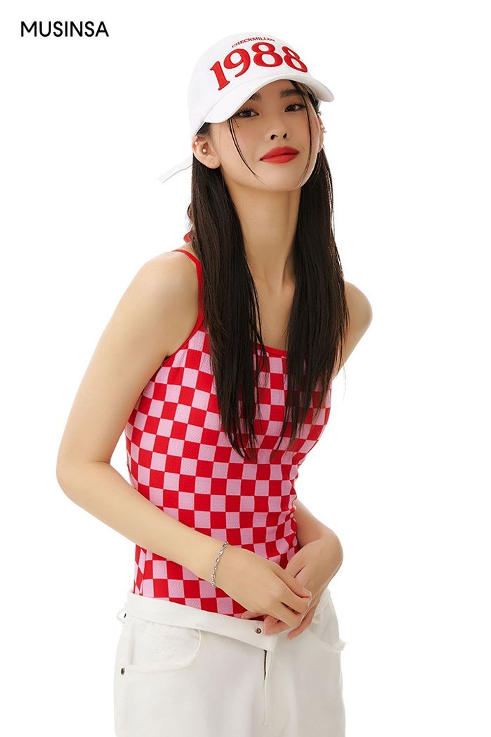 레드 컬러가 돋보이는 수영복과 대미지 팬츠를 매치하고 볼캡으로 센스를 더한 코디네이션 #그래픽 #컬러포인트 #비비드 #체크 #믹스매치 #찢청 #수영 #여행 #대미지 #여름 #스포티 #스포츠
