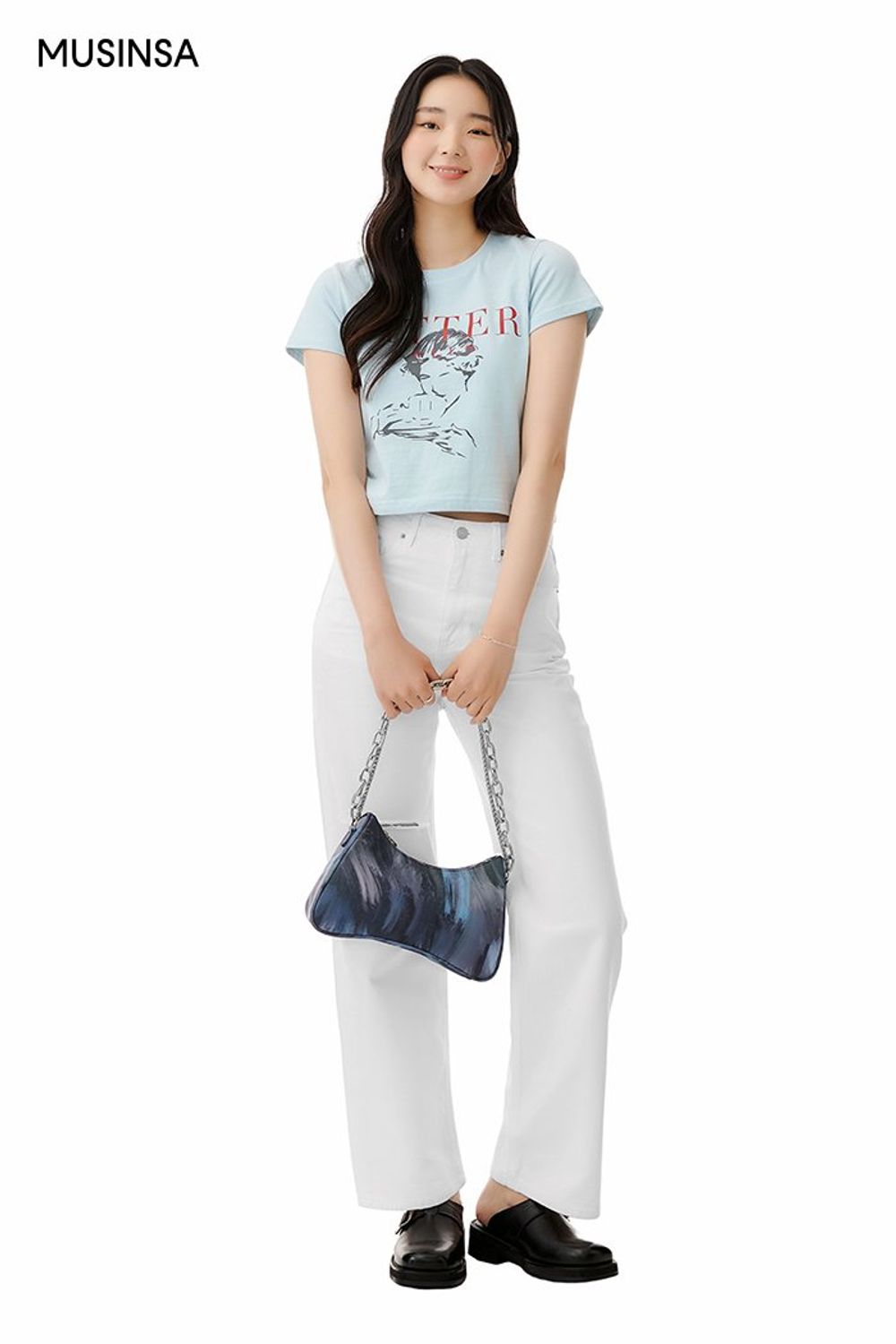 그래픽이 돋보이는 크롭 티셔츠와 화이트 팬츠로 연출한 캐주얼 룩 #그래픽 #찢청 #페인팅 #크롭 #체인 #여름 #캐주얼