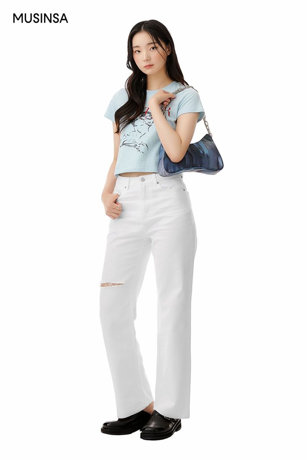 그래픽이 돋보이는 크롭 티셔츠와 화이트 팬츠로 연출한 캐주얼 룩 #그래픽 #찢청 #페인팅 #크롭 #체인 #여름 #캐주얼