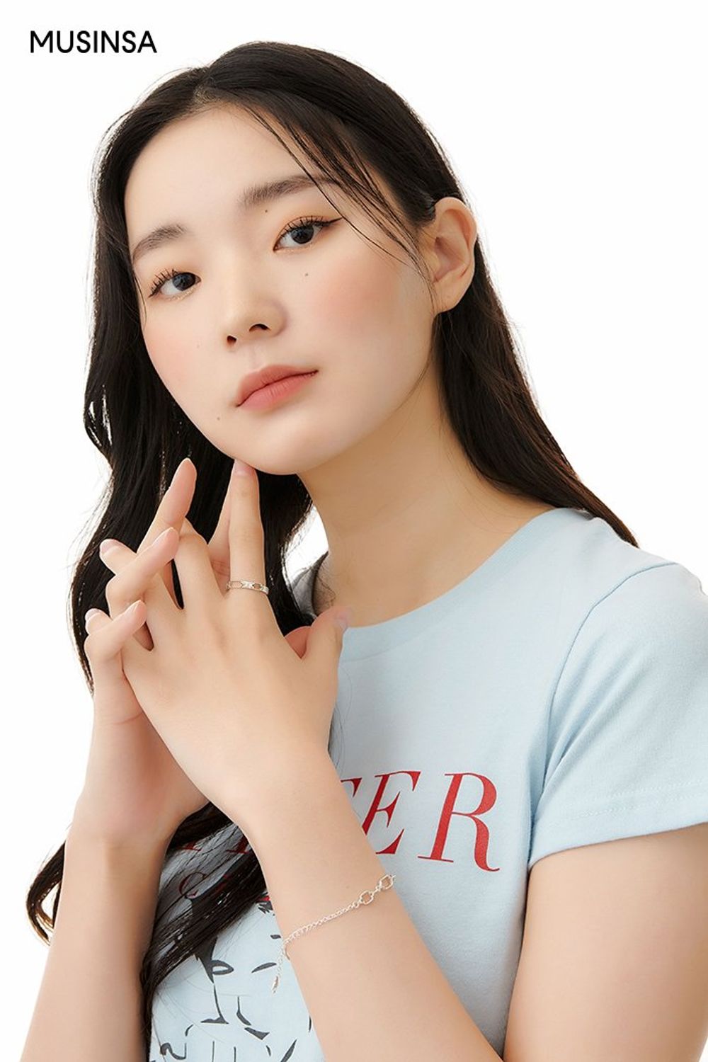 그래픽이 돋보이는 크롭 티셔츠와 화이트 팬츠로 연출한 캐주얼 룩 #그래픽 #찢청 #페인팅 #크롭 #체인 #여름 #캐주얼