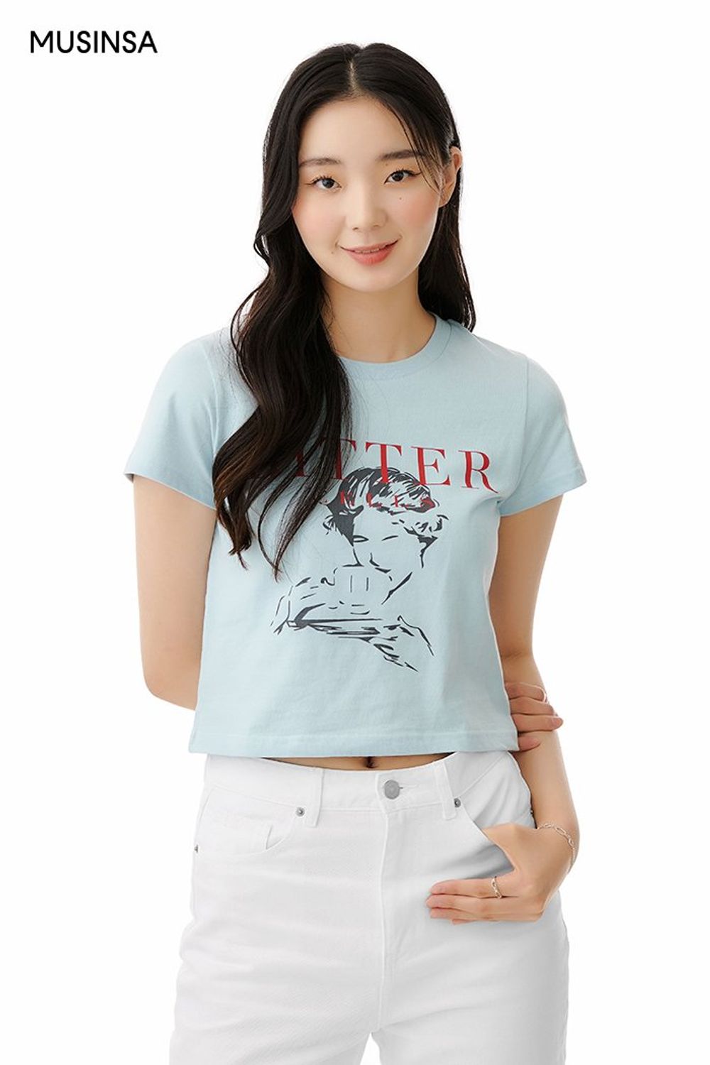 그래픽이 돋보이는 크롭 티셔츠와 화이트 팬츠로 연출한 캐주얼 룩 #그래픽 #찢청 #페인팅 #크롭 #체인 #여름 #캐주얼
