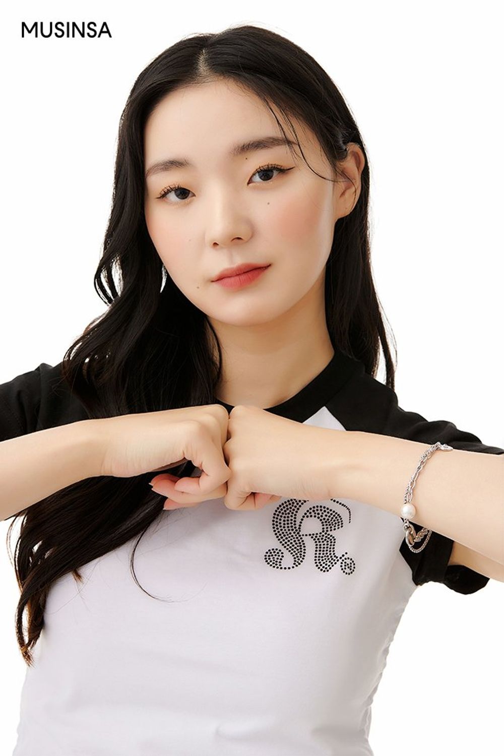래글런 티셔츠와 화이트 팬츠를 매치하고 레드 컬러의 스니커즈로 포인트를 준 캐주얼 룩 #컬러포인트 #꾸안꾸 #심볼 #래글런 #스티치 #큐빅 #여름 #캐주얼