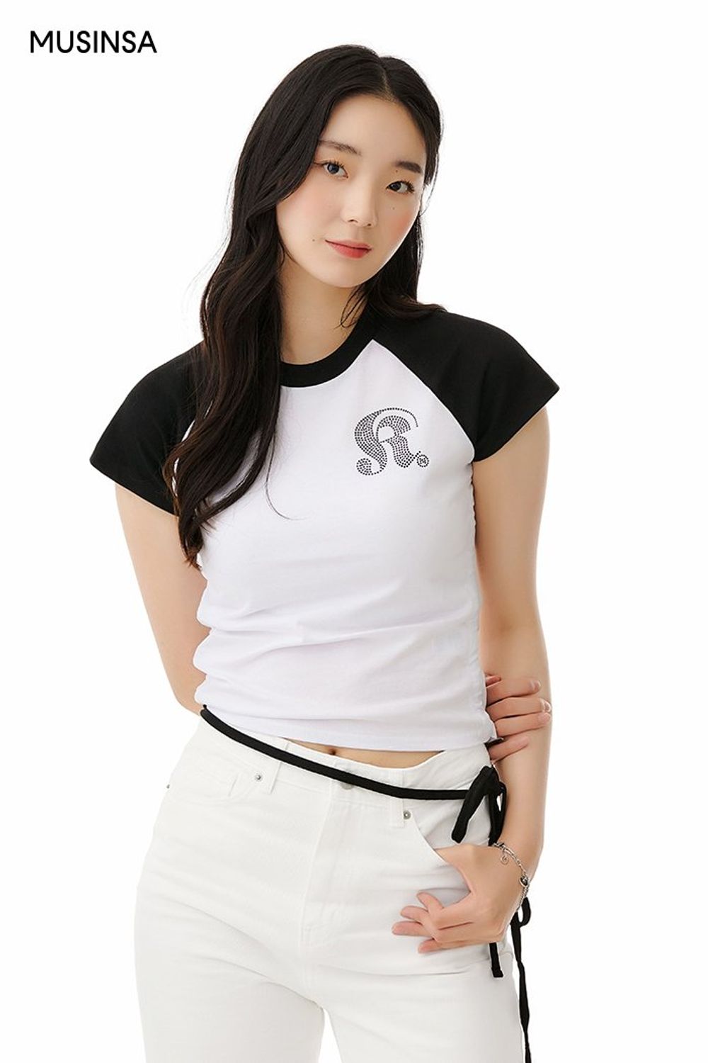 래글런 티셔츠와 화이트 팬츠를 매치하고 레드 컬러의 스니커즈로 포인트를 준 캐주얼 룩 #컬러포인트 #꾸안꾸 #심볼 #래글런 #스티치 #큐빅 #여름 #캐주얼