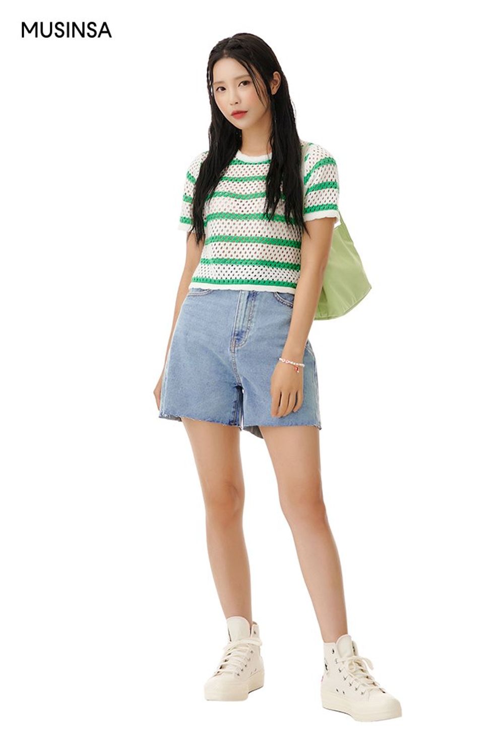 산뜻한 느낌의 스트라이프 니트와 숏 팬츠로 완성한 캐주얼 룩 #스트라이프 #플라워 #워싱 #펀칭 #키높이 #크롭 #자수 #여름 #캐주얼