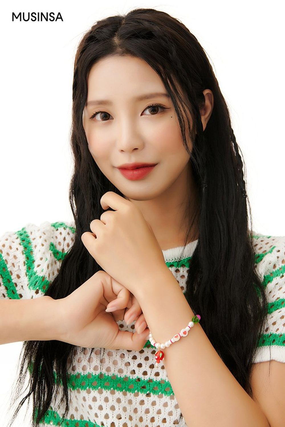 산뜻한 느낌의 스트라이프 니트와 숏 팬츠로 완성한 캐주얼 룩 #스트라이프 #플라워 #워싱 #펀칭 #키높이 #크롭 #자수 #여름 #캐주얼