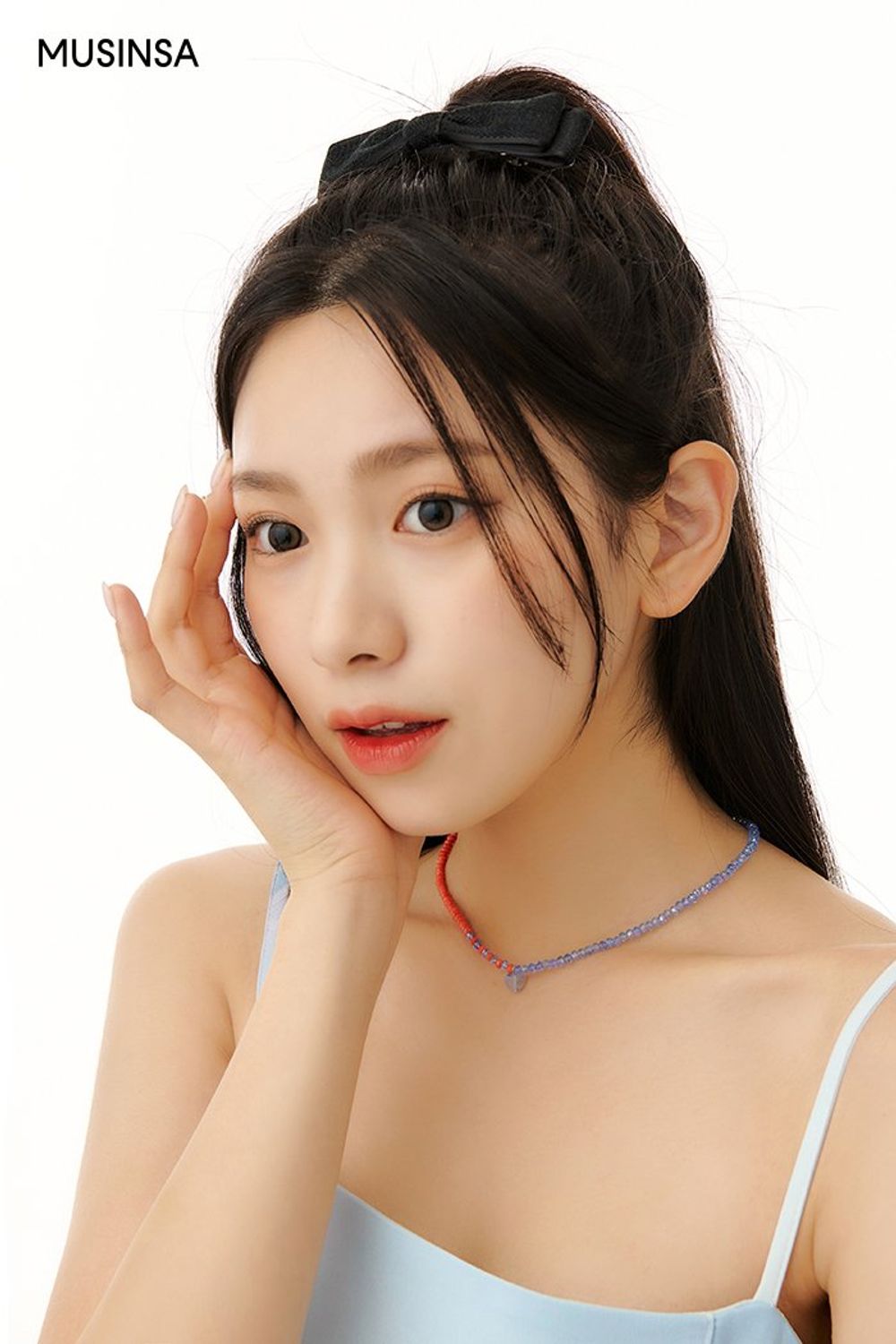 그래픽 원피스에 크로스 백을 더해 연출한 걸리시 룩 #그래픽 #여친룩 #스트링 #마이크로백 #메탈릭 #여름 #걸리시