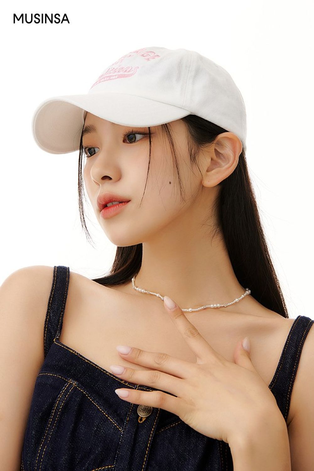 버튼 포인트의 데님 원피스와 스니커즈를 코디한 후 볼캡으로 완성한 캐주얼 룩 #레터링 #컬러포인트 #여친룩 #스티치 #여름 #캐주얼