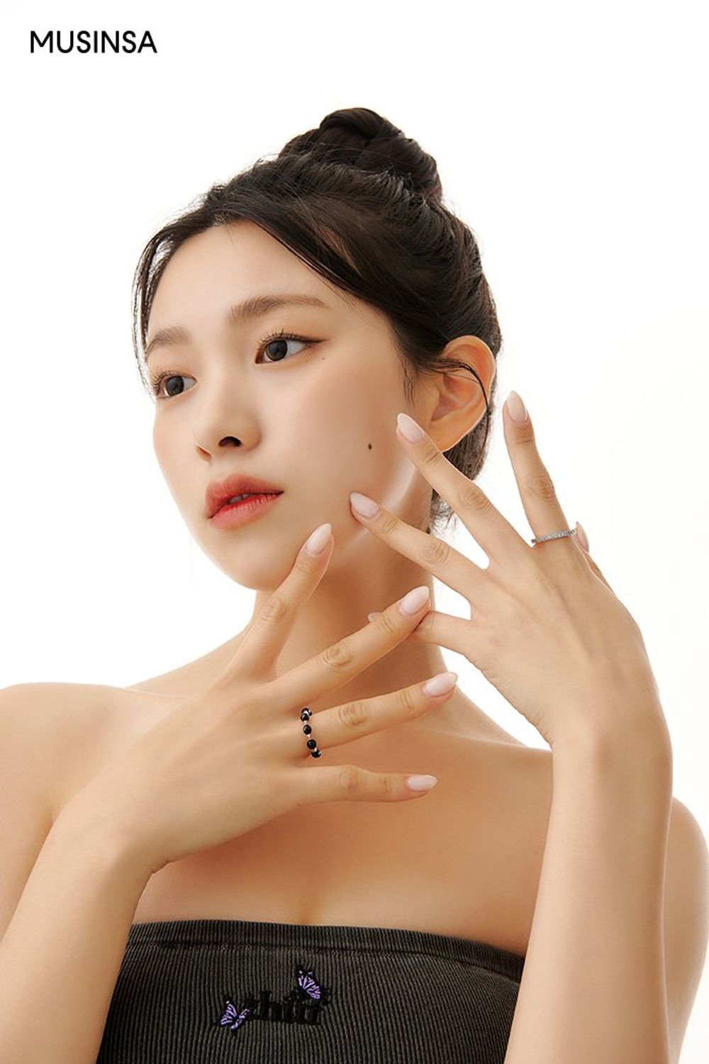 로고 디테일의 크롭 탑에 코튼 팬츠를 더하고 워커 부츠로 완성한 스트릿 룩 #유니크 #로고플레이 #페스티벌 #날염 #슬릿 #크롭 #체인 #여름 #스트릿