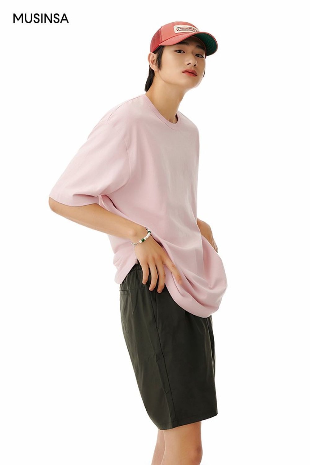 파스텔 핑크 컬러가 돋보이는 반소매 티셔츠와 숏 팬츠를 매치하고 캔버스 소재 스니커즈로 마무리한 캐주얼 룩 #로고플레이 #컬러포인트 #파스텔 #체크 #꾸안꾸 #여름 #캐주얼