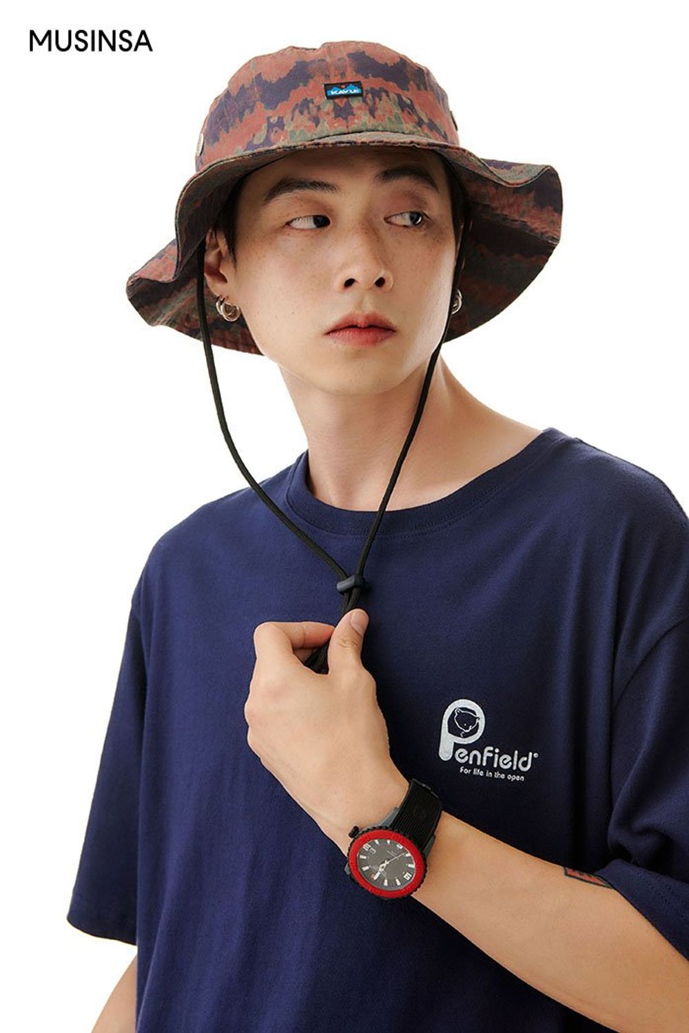 반소매 티셔츠에 컬러 팬츠와 버킷햇을 코디하고 스니커즈로 편하게 마무리한 스포츠 룩 #그래픽 #타이다이 #캠핑 #비비드 #고프코어 #여름
