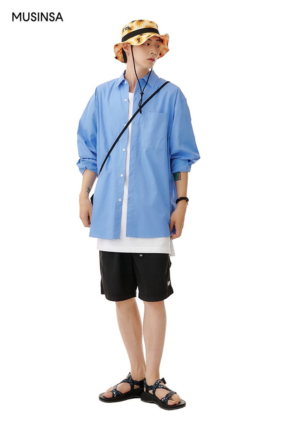 블루 컬러 셔츠에 숏 팬츠, 버킷햇으로 연출한 스포츠 룩 #오버핏 #컬러포인트 #플라워 #캠핑 #여름 #스포티 #스포츠