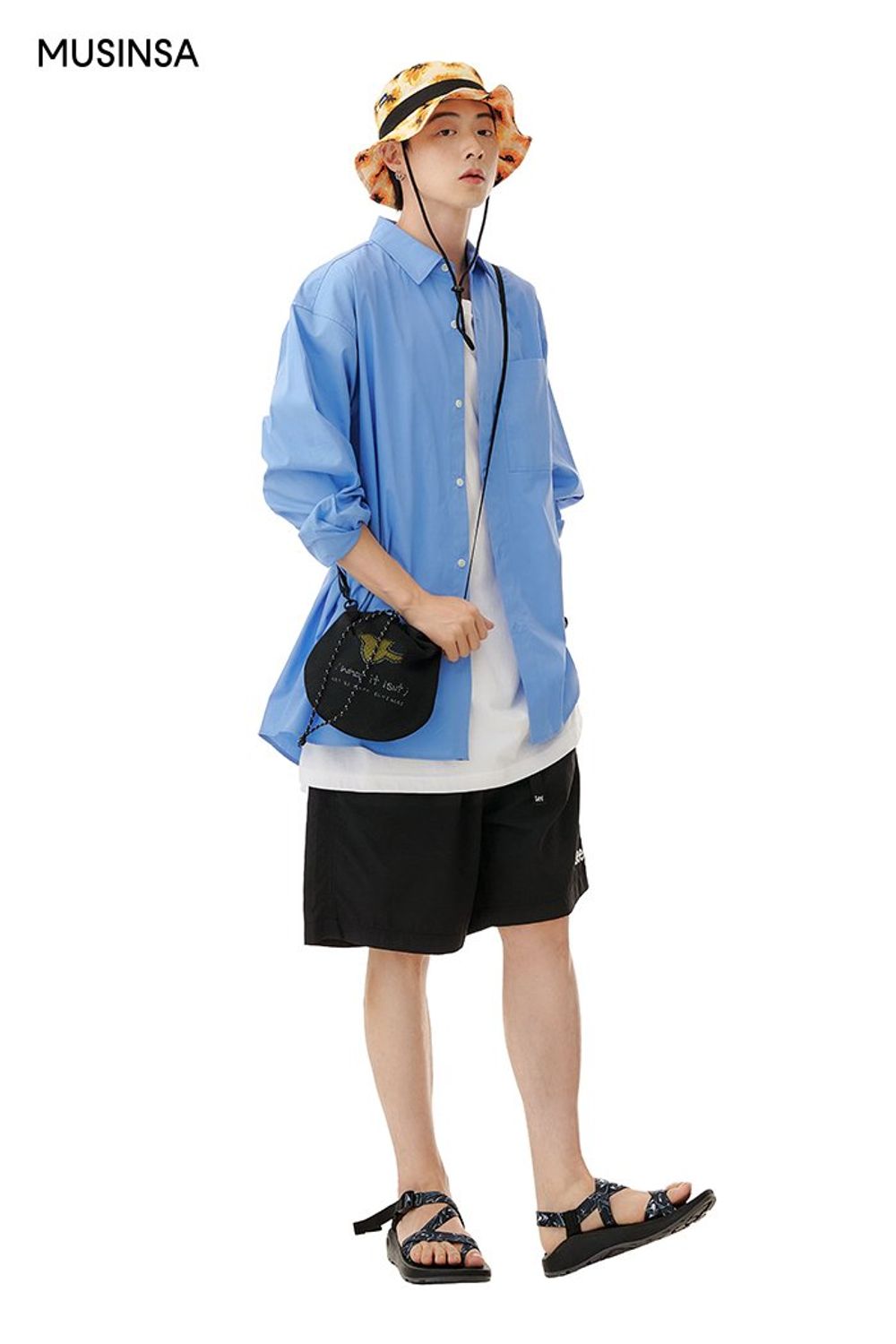 블루 컬러 셔츠에 숏 팬츠, 버킷햇으로 연출한 스포츠 룩 #오버핏 #컬러포인트 #플라워 #캠핑 #여름 #스포티 #스포츠