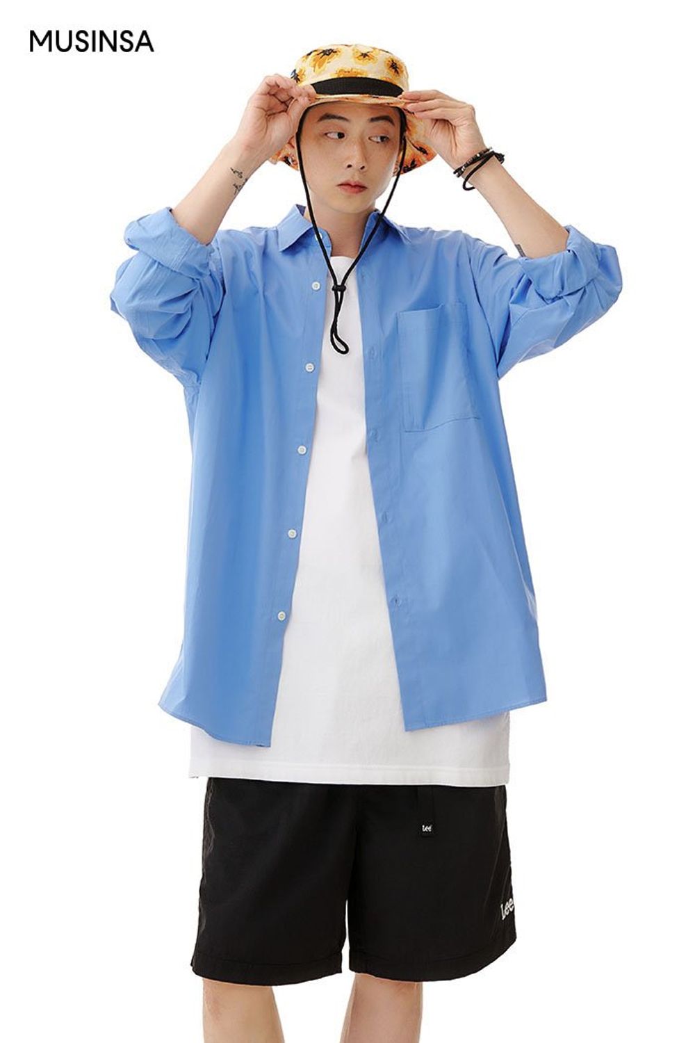 블루 컬러 셔츠에 숏 팬츠, 버킷햇으로 연출한 스포츠 룩 #오버핏 #컬러포인트 #플라워 #캠핑 #여름 #스포티 #스포츠