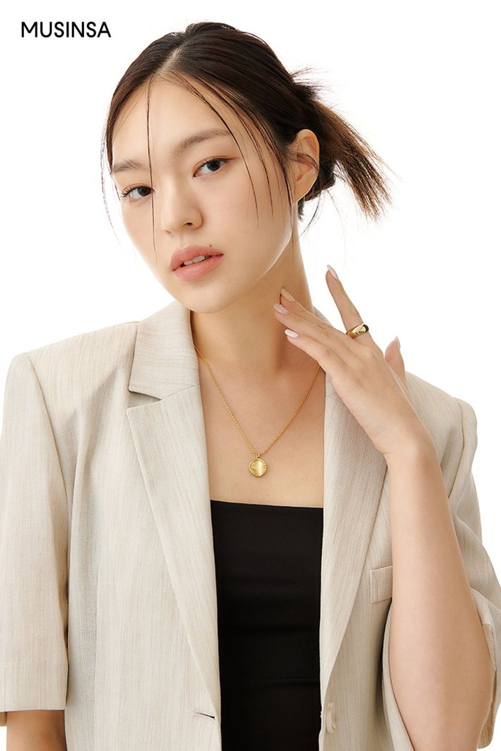 블랙 탑에 크롭 재킷과 린넨 팬츠, 토트백으로 연출한 포멀룩 #린넨 #뉴트럴톤 #크롭 #여름 #포멀 #비즈니스캐주얼