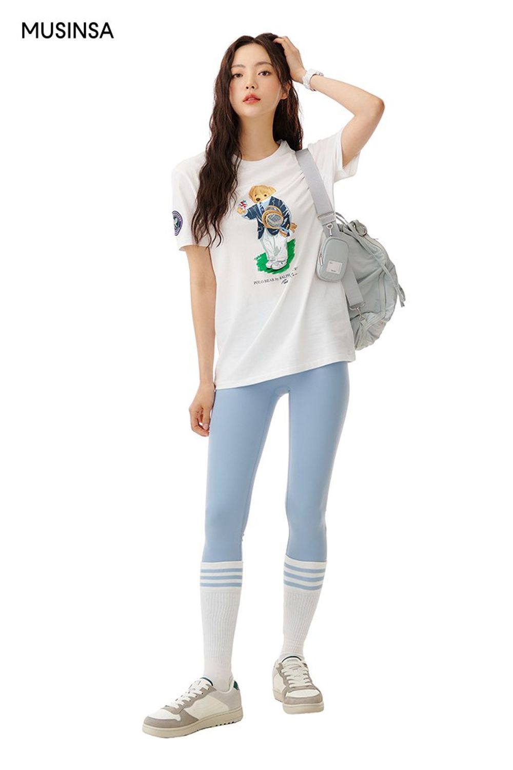 귀여운 그래픽이 돋보이는 티셔츠와 레깅스, 스니커즈로 편안하게 완성한 스포츠 룩 #화사한 #편안한 #그래픽 #파스텔 #요가 #스포티 #여름 #스포츠