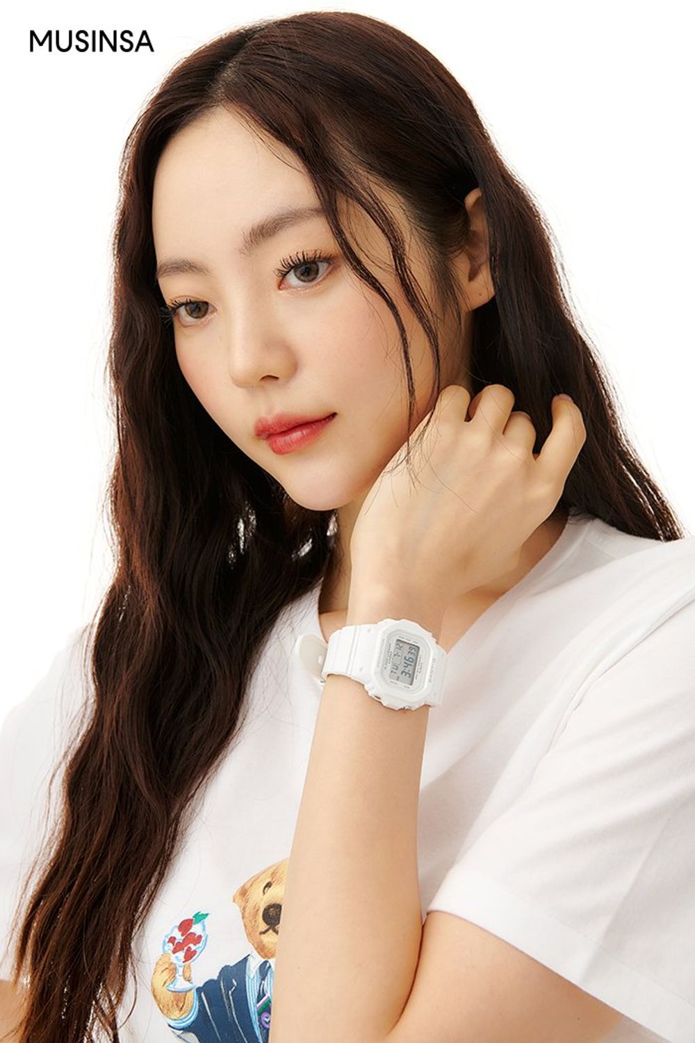 귀여운 그래픽이 돋보이는 티셔츠와 레깅스, 스니커즈로 편안하게 완성한 스포츠 룩 #화사한 #편안한 #그래픽 #파스텔 #요가 #스포티 #여름 #스포츠
