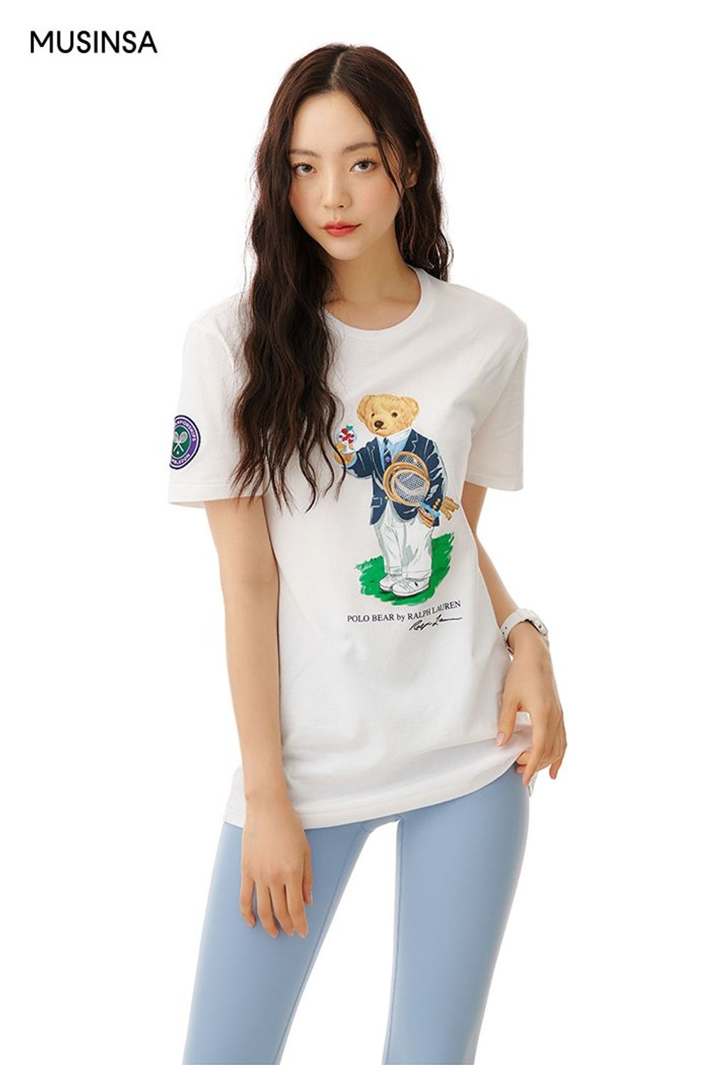 귀여운 그래픽이 돋보이는 티셔츠와 레깅스, 스니커즈로 편안하게 완성한 스포츠 룩 #화사한 #편안한 #그래픽 #파스텔 #요가 #스포티 #여름 #스포츠