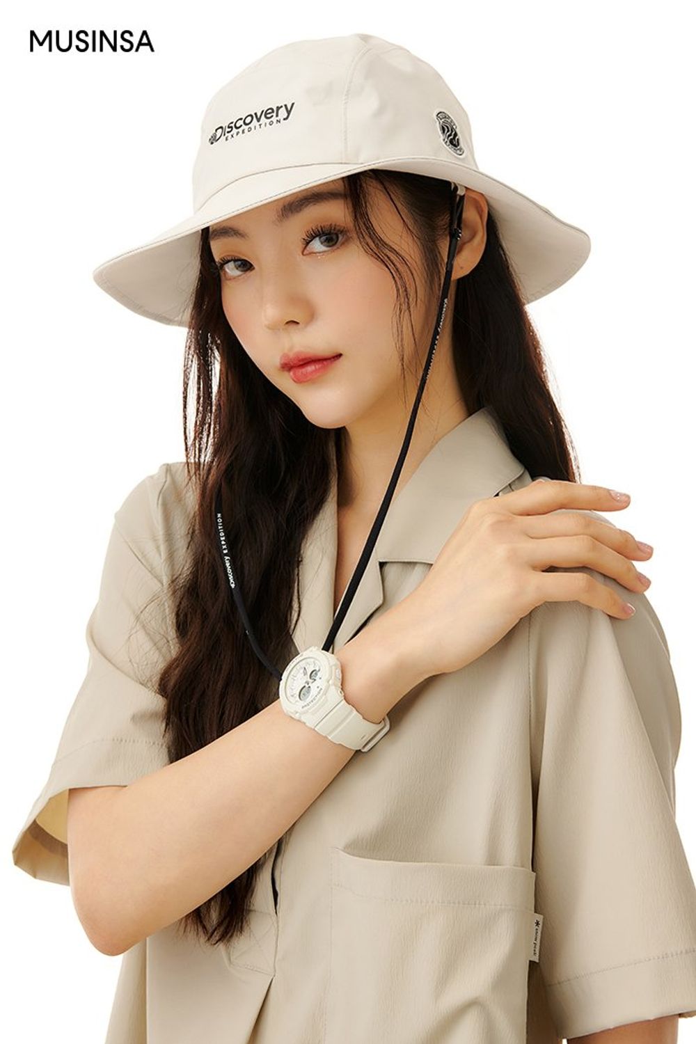 깔끔한 디자인의 피케 원피스와 사파리 햇, 샌들로 꾸민 아웃도어 룩 #편안한 #로고플레이 #캠핑 #뉴트럴톤 #슬릿 #마이크로백 #고프코어 #여름