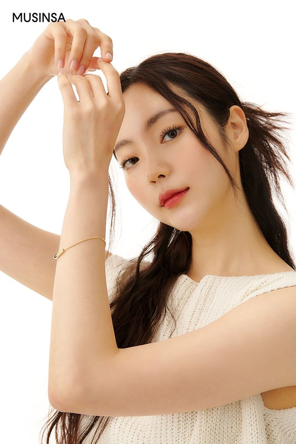 심플한 디자인의 민소매 니트와 롱스커트를 매치하고 숄더백으로 마무리한 포멀 룩 #미니멀 #하객 #뉴트럴톤 #컬러블록 #슬릿 #맥시 #여름 #포멀 #비즈니스캐주얼