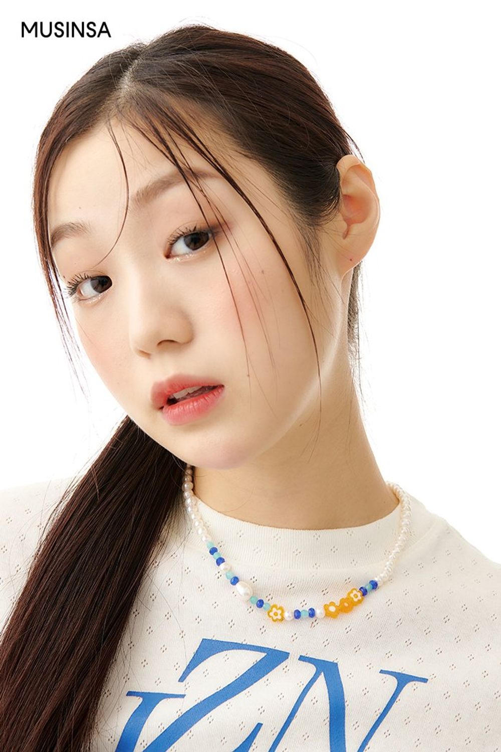 셔링 디테일의 반소매 티셔츠와 미니스커트를 연출하고 샌들로 완성한 걸리시 룩 #레터링 #파스텔 #타이다이 #짧치 #플리츠 #셔링 #크롭 #여름 #걸리시