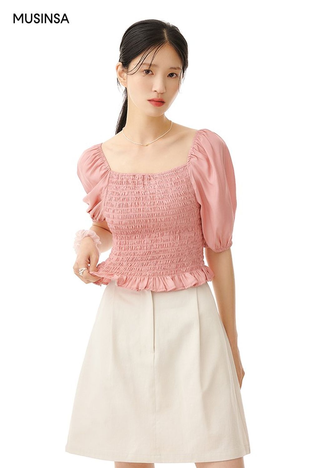러블리한 무드의 블라우스와 미니스커트, 샌들로 연출한 걸리시 룩 #화사한 #컬러포인트 #파스텔 #여친룩 #핀턱 #스퀘어넥 #퍼프소매 #여름 #걸리시