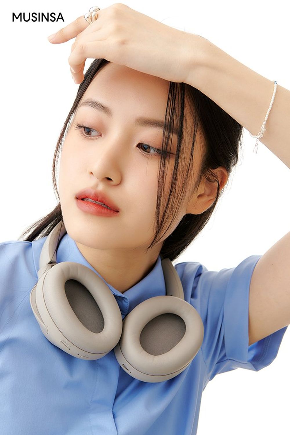 라인 디테일의 반소매 셔츠에 슬랙스를 코디한 후 스니커즈로 완성한 캐주얼 룩 #파스텔 #캠퍼스 #와이드핏 #핀턱 #글로시 #여름 #캐주얼