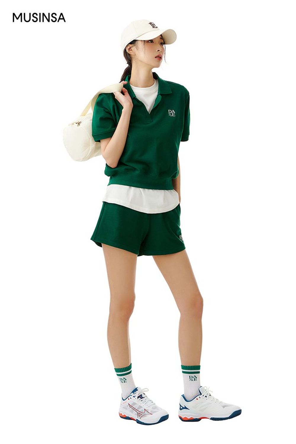 로고 포인트의 트레이닝 셋업과 숄더백으로 꾸민 스포츠 룩 #비비드 #셋업코디 #원마일웨어 #레저스포츠 #테니스 #여름 #스포티 #스포츠