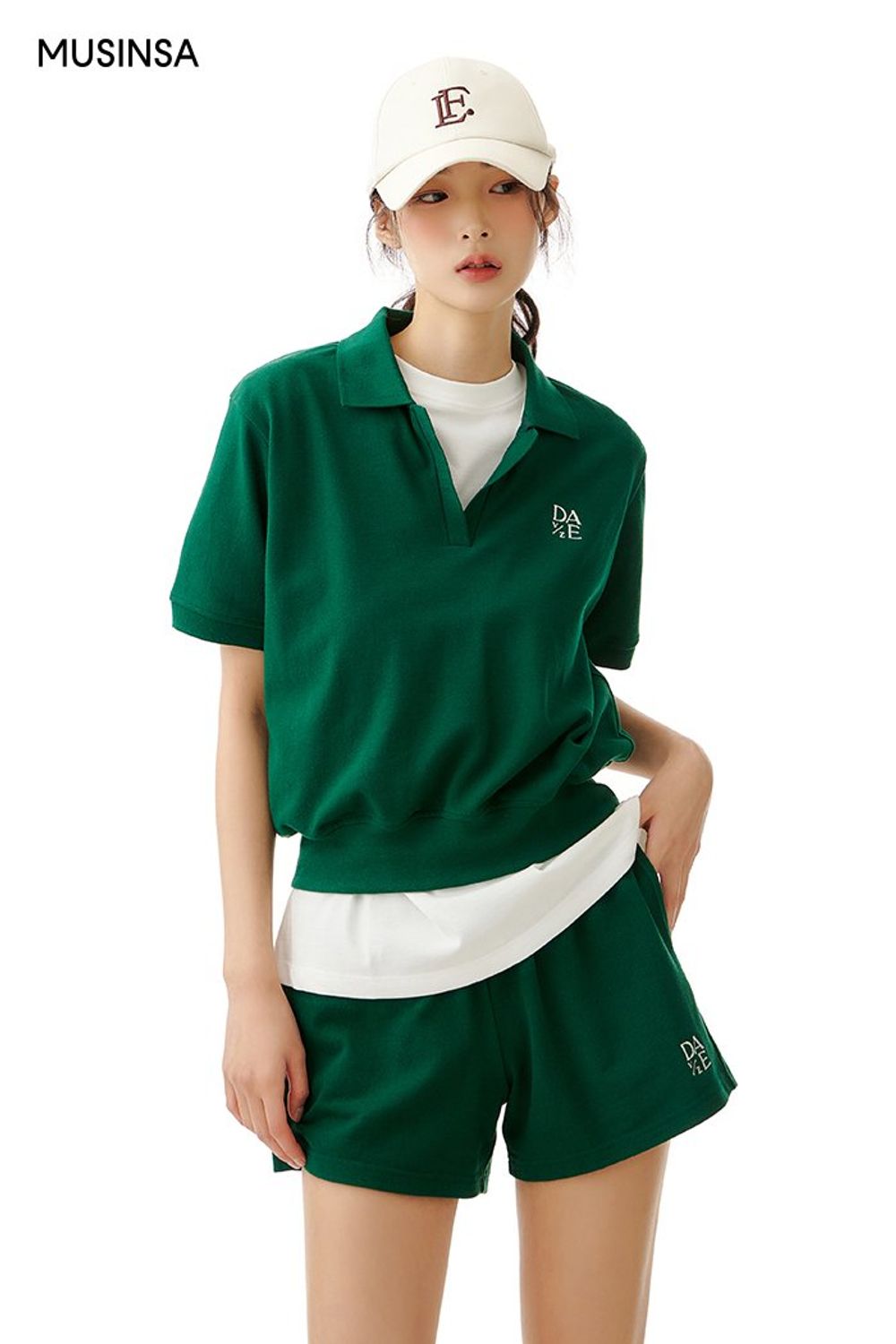 로고 포인트의 트레이닝 셋업과 숄더백으로 꾸민 스포츠 룩 #비비드 #셋업코디 #원마일웨어 #레저스포츠 #테니스 #여름 #스포티 #스포츠