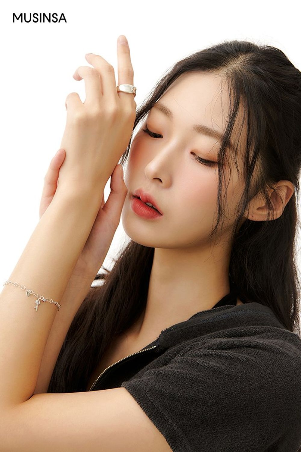 유니크한 디테일의 데님 팬츠와 크롭 후드 집업으로 연출한 스트릿 룩 #유니크 #로고플레이 #그래픽 #부츠컷 #컬러포인트 #테리 #키높이 #스트링 #크롭 #홀터넥 #여름 #스트릿