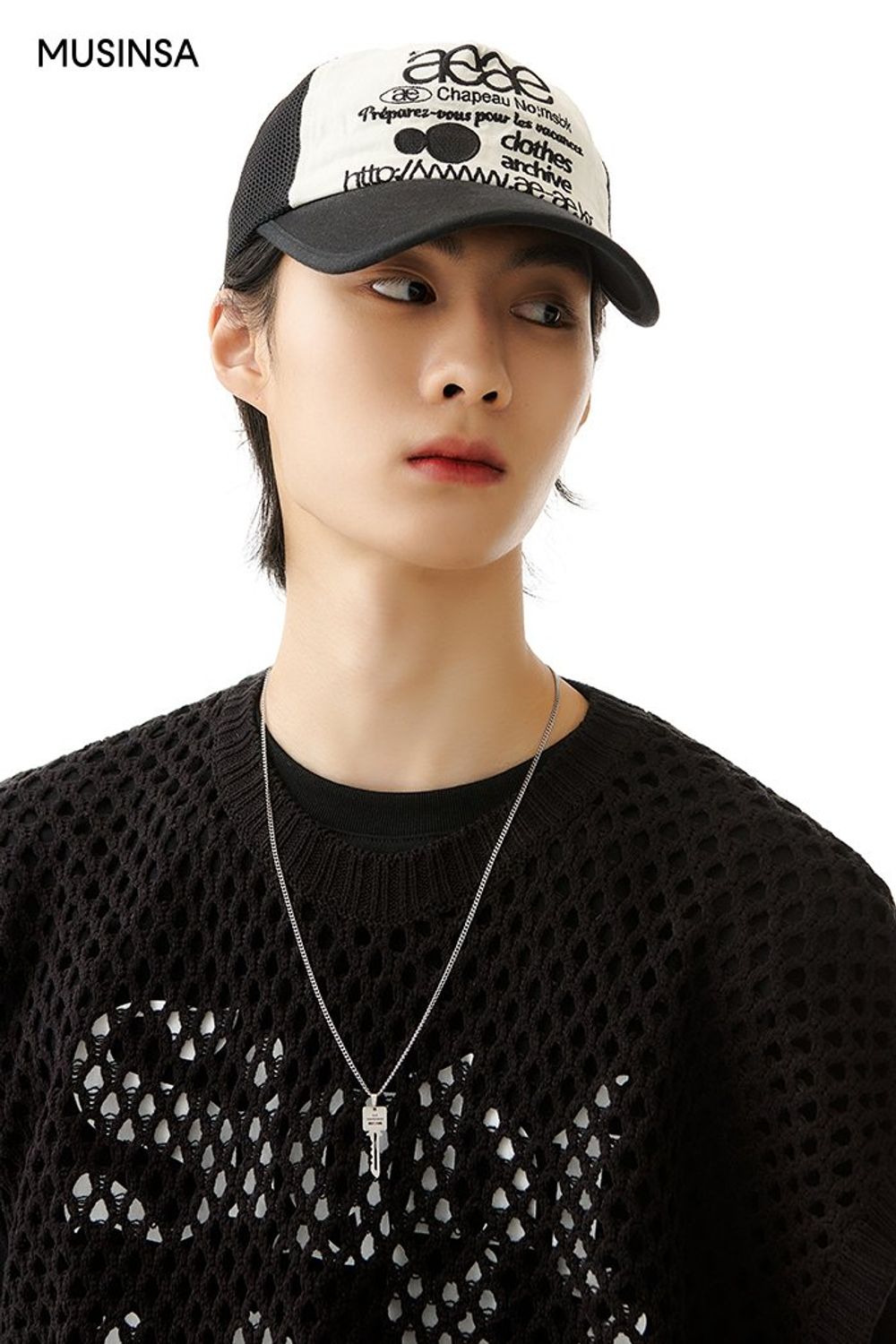 반소매 티셔츠에 펀칭 베스트를 레이어드하고 패턴 팬츠로 포인트를 준 스트릿 룩 #유니크 #그래픽 #컬러블록 #시스루 #펀칭 #여름 #스트릿