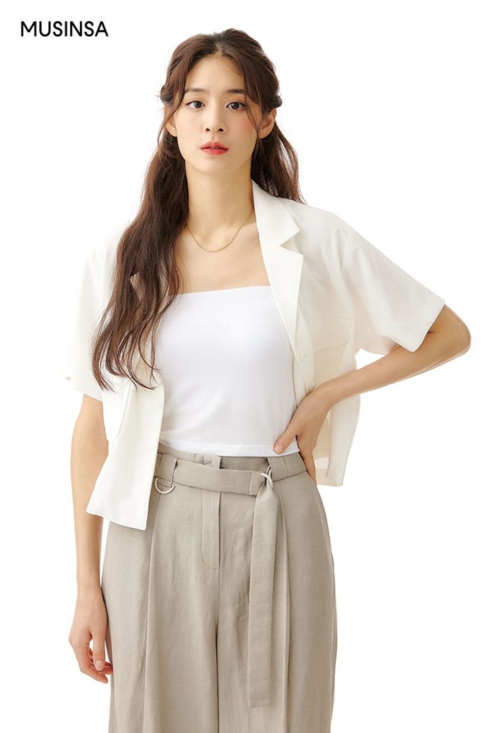 린넨 소재의 와이드 슬랙스와 반소매 셔츠, 토트백으로 완성한 포멀 룩 #와이드핏 #뉴트럴톤 #출근룩 #쿨비즈 #린넨 #키높이 #핀턱 #여름 #미니멀 #비즈니스캐주얼 #포멀