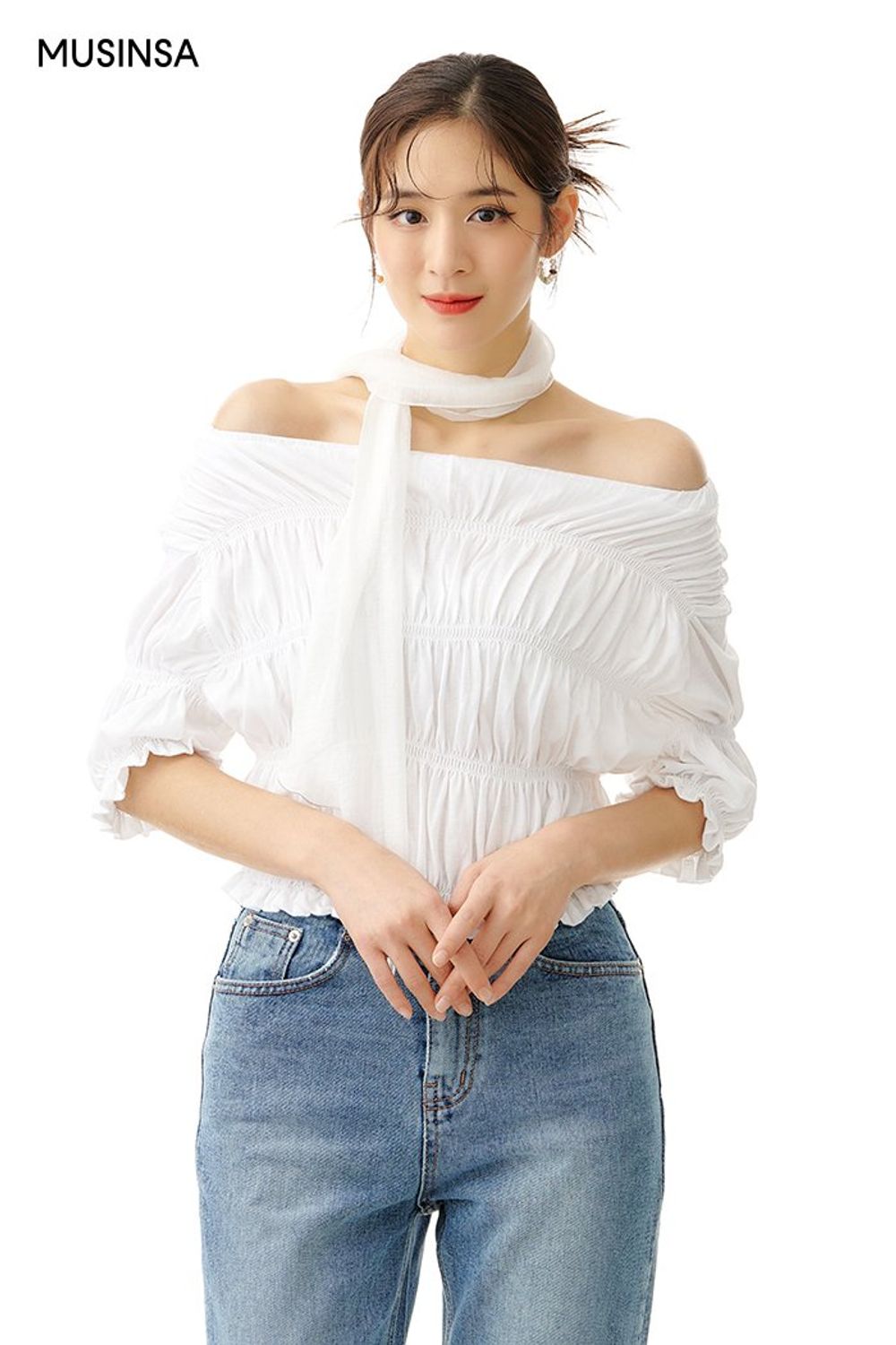 셔링 디테일의 반소매 티셔츠와 데님 팬츠를 함께 스타일링하고 스카프로 센스를 더한 로맨틱 룩 #데이트 #오프숄더 #워싱 #셔링 #여름 #로맨틱