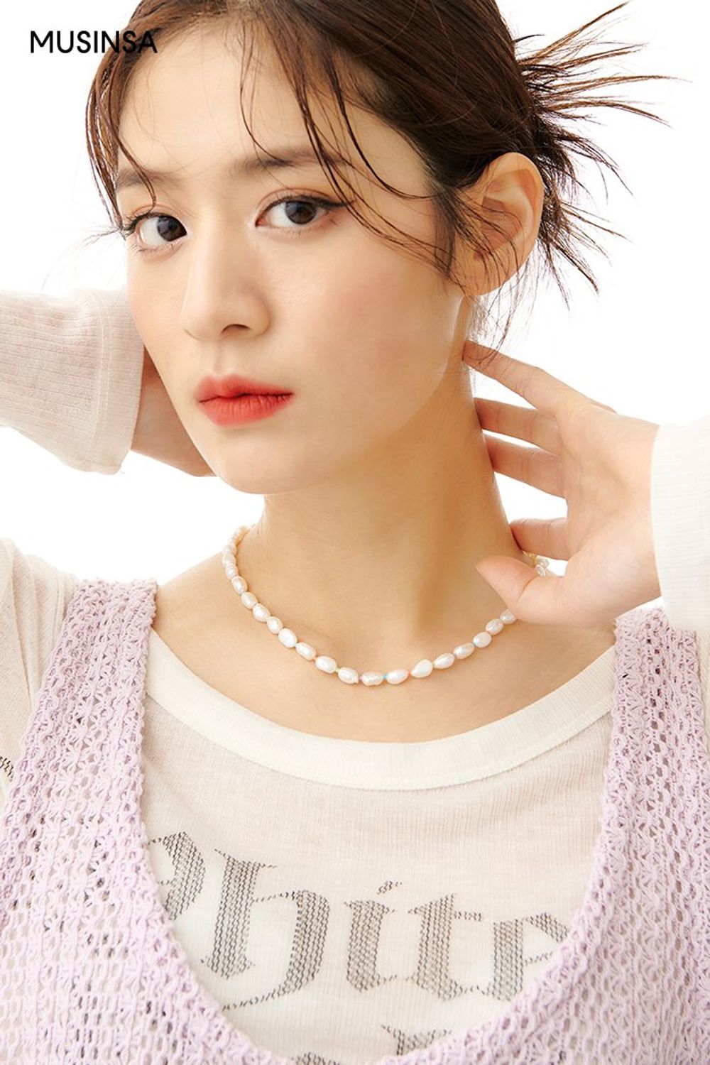 긴소매 티셔츠와 맥시 원피스, 데님 팬츠를 레이어드해 완성한 캐주얼 룩 #화사한 #레터링 #부츠컷 #파스텔 #레이어드룩 #슬릿 #키높이 #맥시 #여름 #캐주얼
