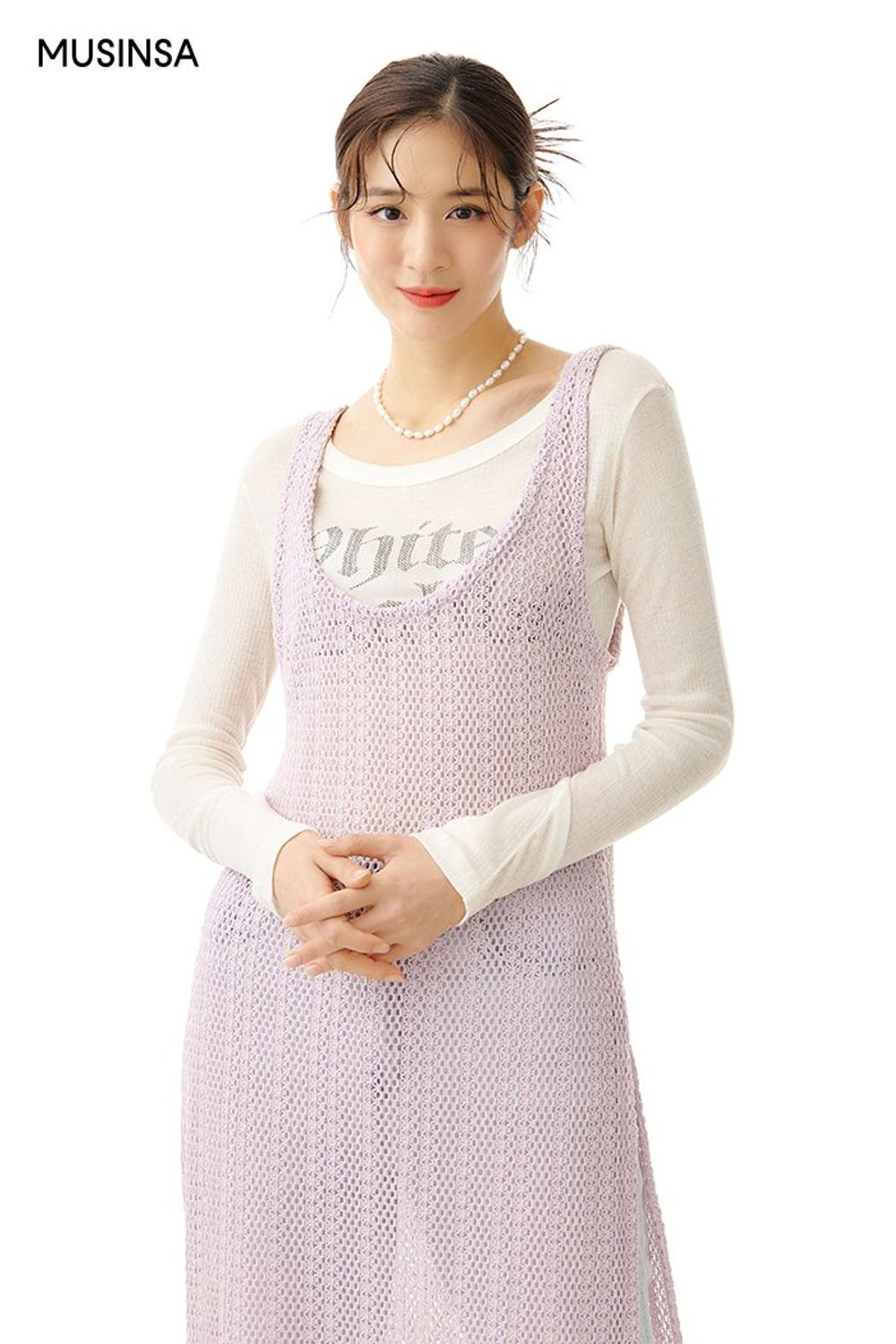 긴소매 티셔츠와 맥시 원피스, 데님 팬츠를 레이어드해 완성한 캐주얼 룩 #화사한 #레터링 #부츠컷 #파스텔 #레이어드룩 #슬릿 #키높이 #맥시 #여름 #캐주얼