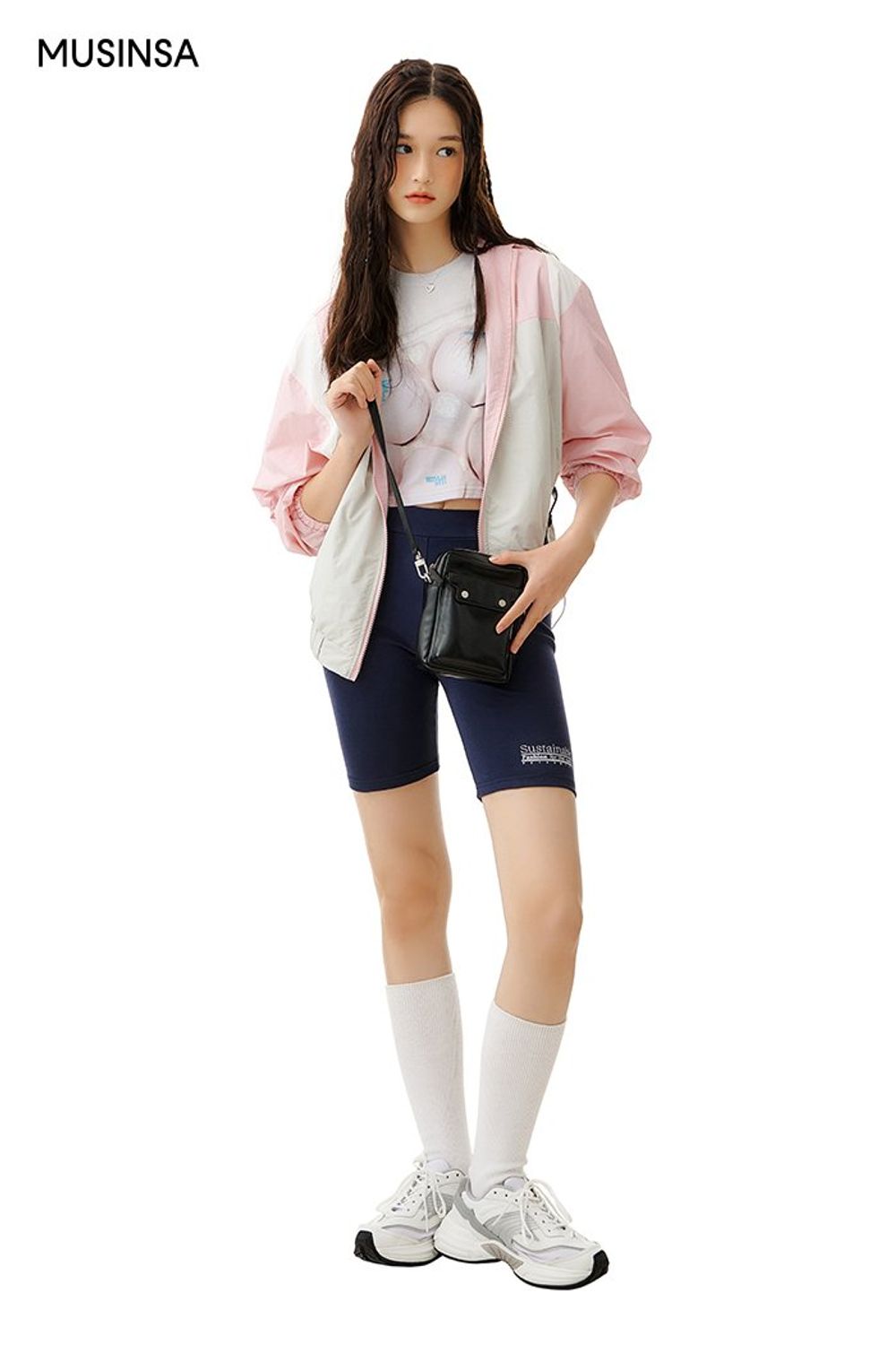 그래픽 티셔츠와 레깅스를 매치하고 블루종 재킷을 걸쳐 완성한 스포츠 룩 #레터링 #그래픽 #애슬레저룩 #스포티 #컬러블록 #크롭 #여름 #스포츠